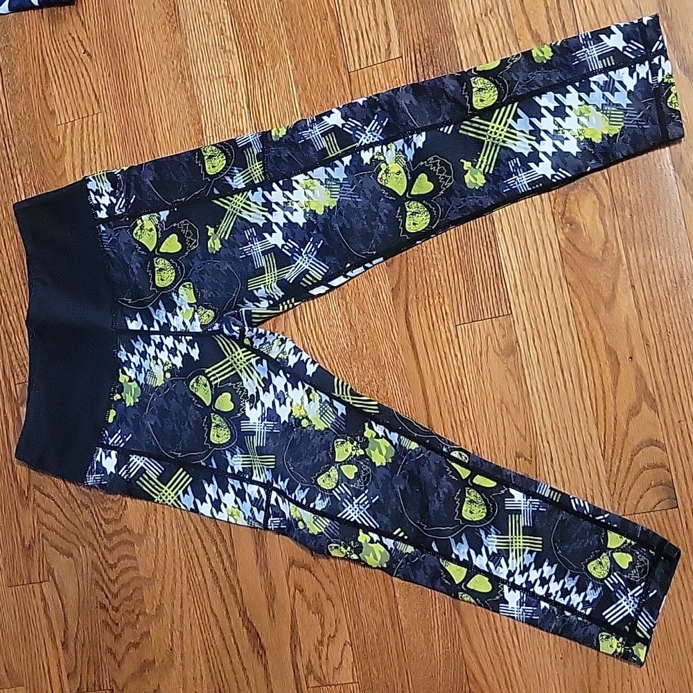 Constantly varied gear cropped leggings xs skull